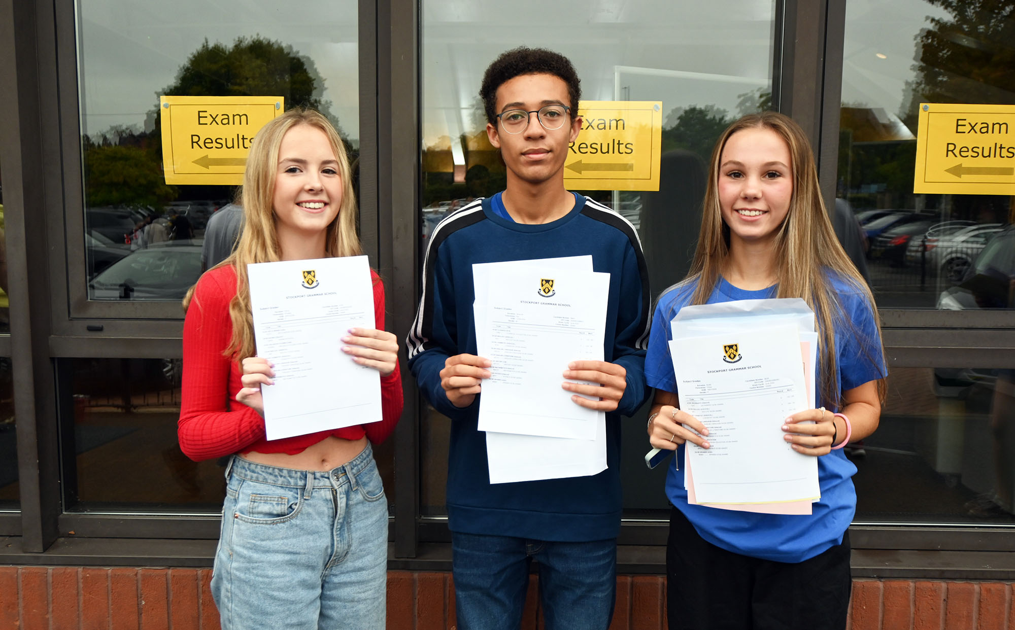 Students with their 2021-2022 GCSE results